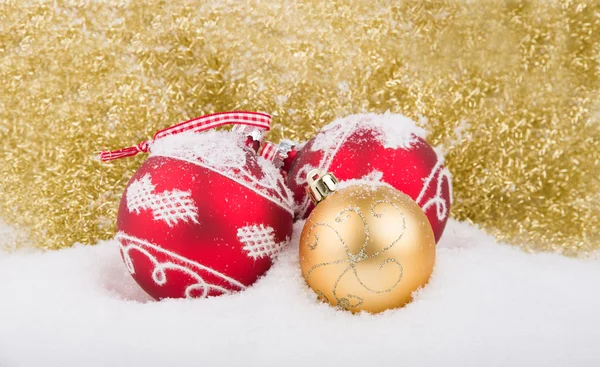 Weihnachtskugeln mit Schnee — Stockfoto