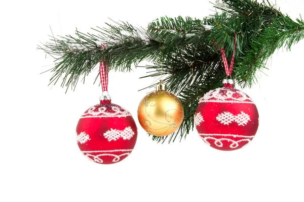 Bolas de Navidad en el árbol de Navidad aislado — Foto de Stock