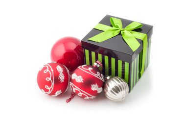 dekorasyonu topları ile hediye kutusu