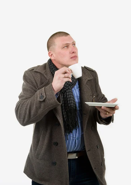 커피를 마시고 있는 젊은이 — 스톡 사진