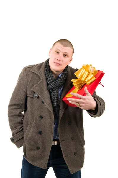 Junger Mann mit Geschenktasche — Stockfoto