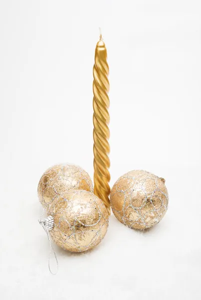 Kerstballen en kaarsen — Stockfoto