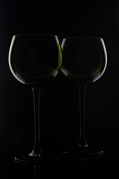 Zwei Gläser isoliert auf schwarzem Hintergrund — Stockfoto