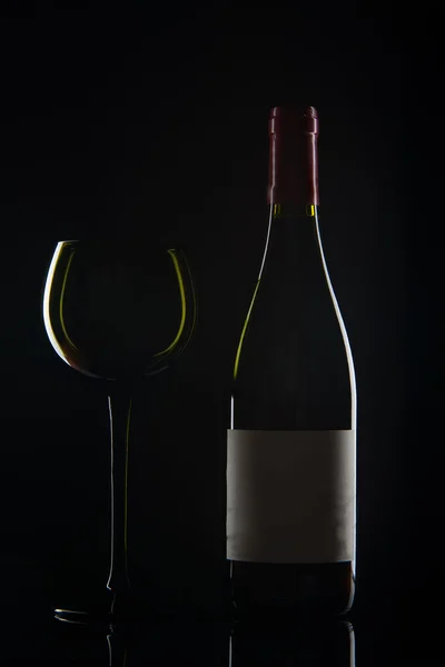 Contorno de garrafa de vinho e vidro — Fotografia de Stock