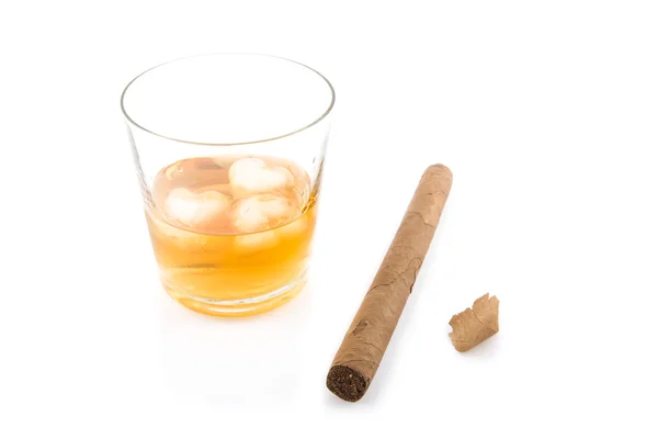 Sigaro e bicchiere di whisky con ghiaccio — Foto Stock
