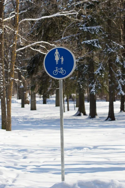 Sinal de pedestre no parque de inverno — Fotografia de Stock