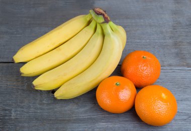 muz ve portakal ahşap zemin üzerinde