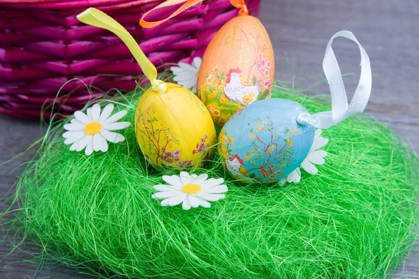 Huevos de Pascua con cesta — Foto de Stock