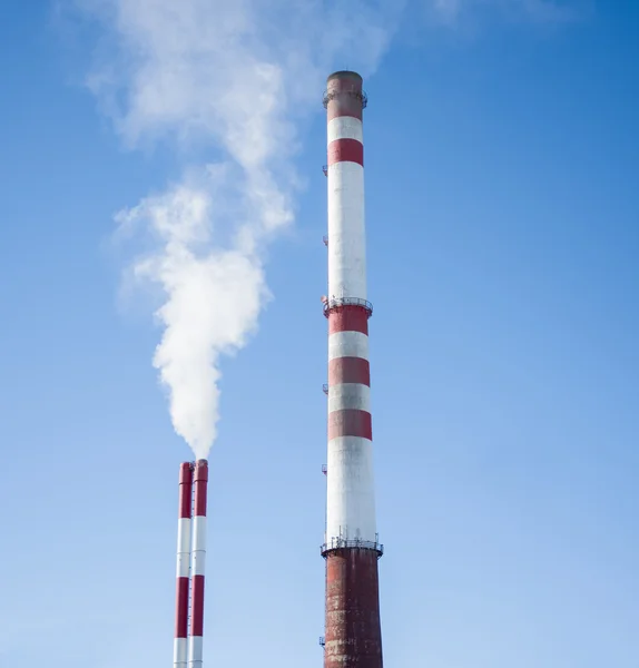 Witte rook uit industriële schoorsteen — Stockfoto