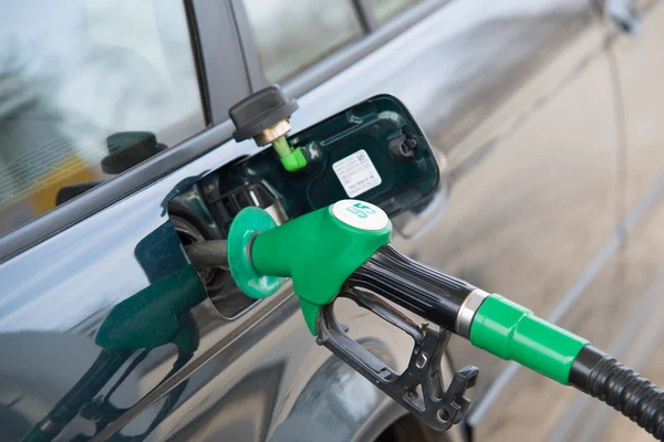 Reabastecer o combustível do carro no posto de gasolina Fotos De Bancos De Imagens Sem Royalties