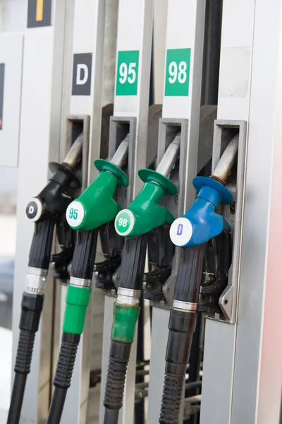 Detalle de mangueras de bomba de gasolina en una gasolinera, enfoque selectivo Fotos de stock libres de derechos