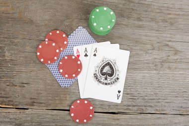 iskambil ve ahşap zemin üzerinde poker fişleri