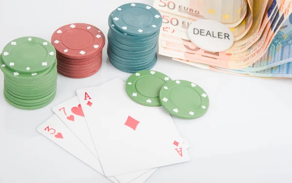 Jogar cartas e fichas de poker com dinheiro — Fotografia de Stock