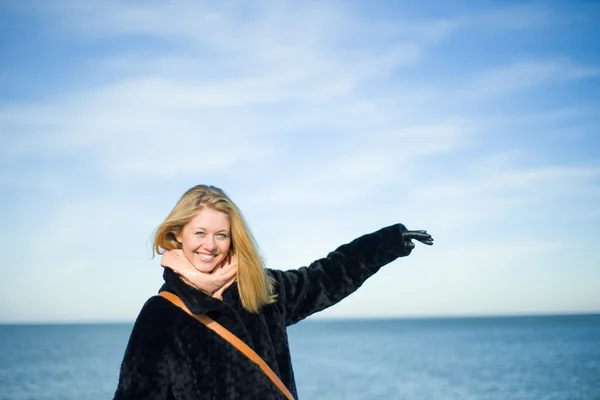 Mooi meisje met lucht en zee achtergrond — Stockfoto