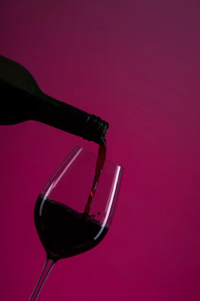 Vino rosso versando — Foto Stock