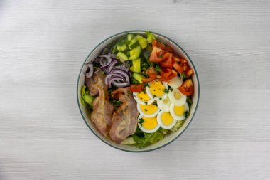 Tuz barından bir kasede salata