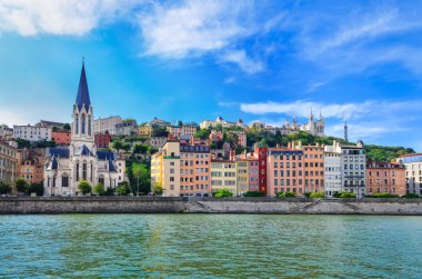 Lyon cityscape saone River renkli evleri ve nehir