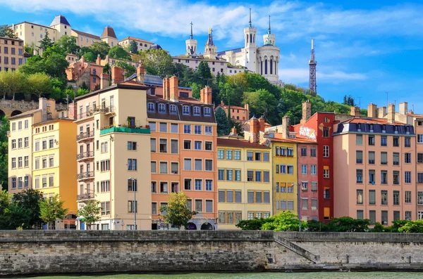 Lyon stadsgezicht van saone rivier met kleurrijke huizen, Frankrijk — Stockfoto