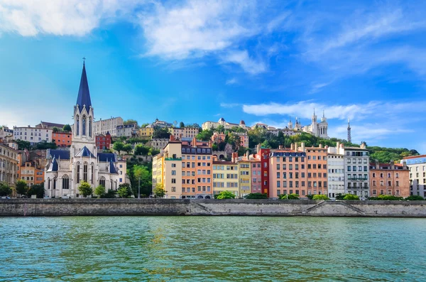 Paysage urbain lyonnais de la Saône avec maisons colorées et rivière — Photo