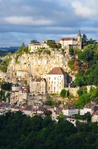 Rocamadour medeltida byn på sunrise, vertikala Visa, Frankrike — Stockfoto