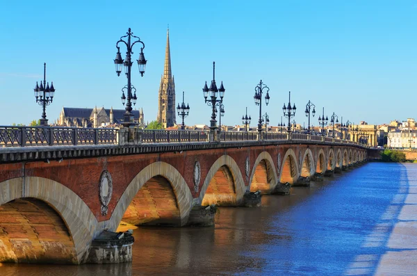 Ponte sul fiume Bordeaux con la cattedrale di Saint Michel — Foto Stock