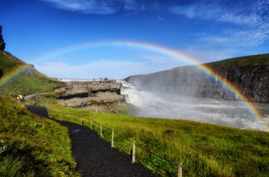 gullfoss vahşi şelale, su ve rainbow, İzlanda güçlü çalışan