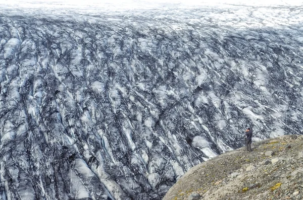 Ledovce Vatnajokull a osamělý muž, přičemž fotografie — Stock fotografie