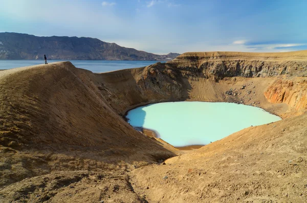 Vista da cratera Viti e silhueta da pessoa, Askja, Islândia — Fotografia de Stock