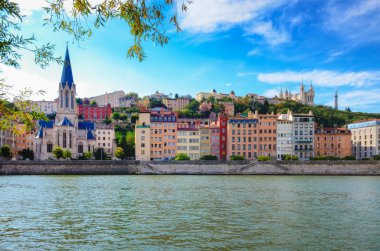 Lyon cityscape saone River renkli evleri ve nehir