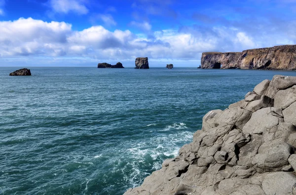 Dyrholeay útesy a skály na oceán, Island — Stock fotografie