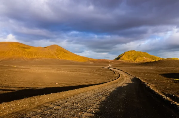 Estrada com o horizonte em montanhas Landmannalaugar — Fotografia de Stock