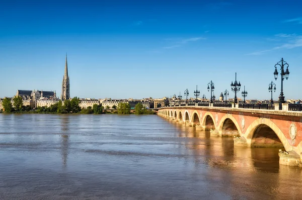 Ponte sul fiume Bordeaux con la cattedrale di Saint Michel — Foto Stock