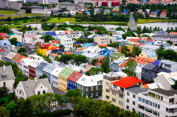renkli evlerin Reykjavik şehir kuş görünümü