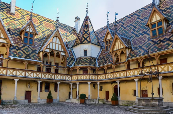 Beaune hotel dieu colorfu daken — Stockfoto