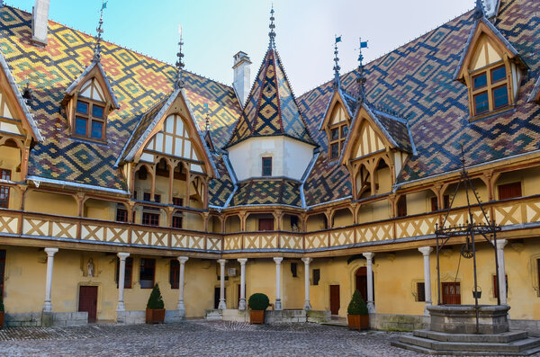 Beaune Hotel Dieu colorfu roofs