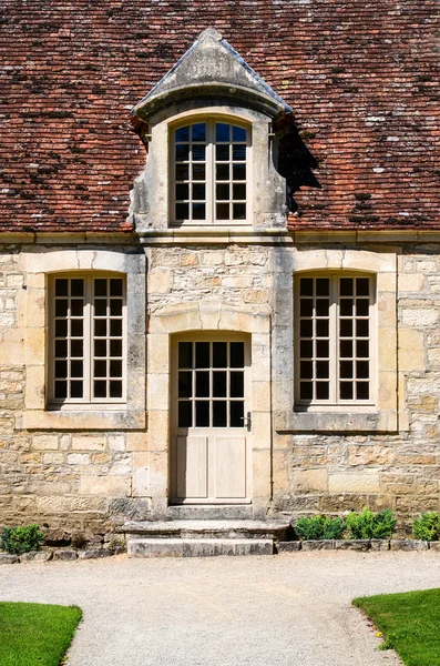 Zabytkowy budynek wejście drzwi z okna — Zdjęcie stockowe