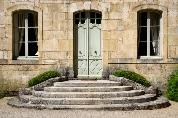 Muro di casa d'epoca con porta d'ingresso e finestre — Foto Stock