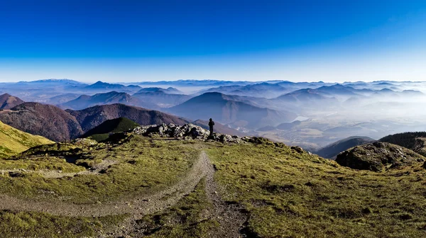 Silhouette d'un homme surplombant les montagnes brumeuses — Photo