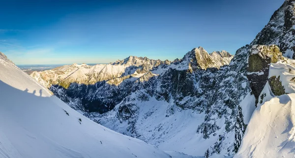 Montagne invernali e ombra silhouette di trekking — Foto Stock