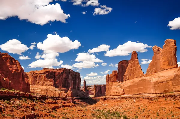 Arches Nationaal park landschapsmening met blauwe hemel en witte clou — Stockfoto