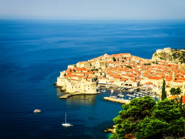 Dubrovnik vista del casco antiguo con el puerto — Foto de Stock