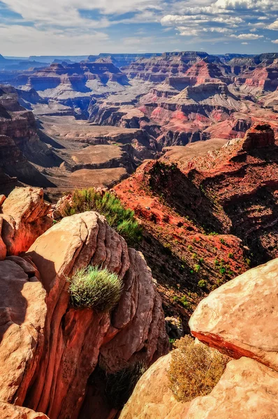 Grand canyon függőleges tájkép, sziklák előtérben — Stock Fotó