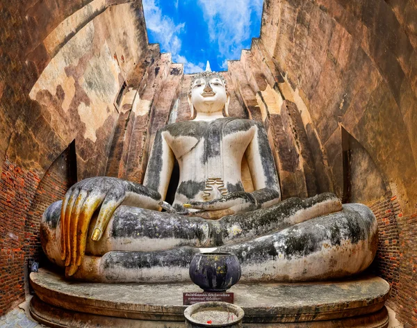 Budha oturuyor ve wat si chum tapınakta sukhothai, thailand — Stok fotoğraf