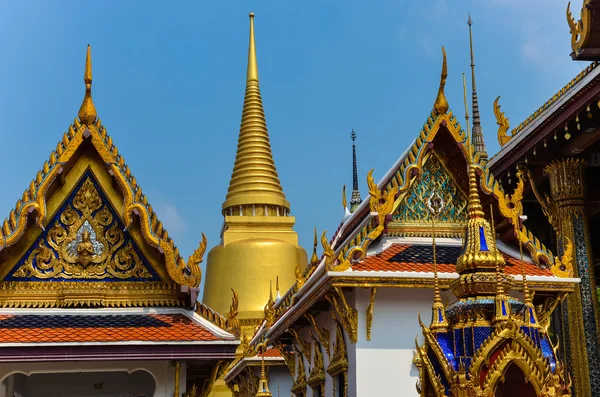Detalhe de ornamento e telhados dourados em Grand Palace, Bangkok — Fotografia de Stock