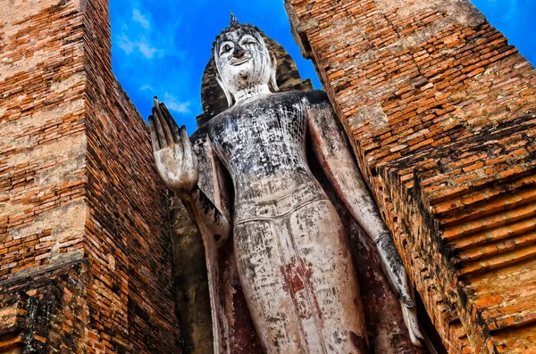 Großer stehender Steinbuddha im Sukhothai historischen Park, Thailand — Stockfoto