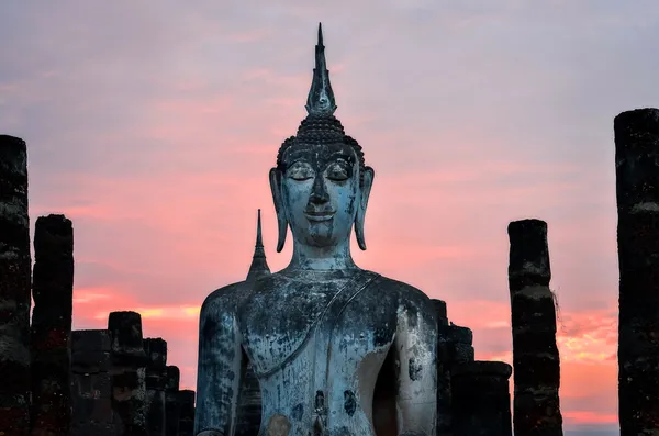 日落黄昏在素可泰，泰国坐佛的详细信息 — 图库照片