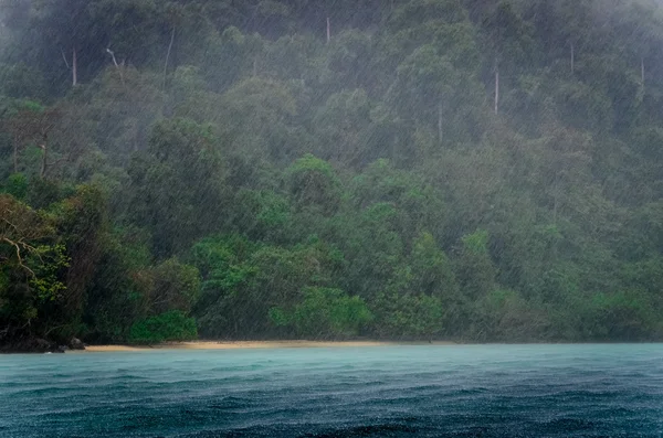 Detalle tormenta de lluvia oceánica con fondo de costa verde — Foto de Stock