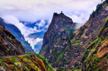 sisli gün boyunca vahşi dağ Vadisi