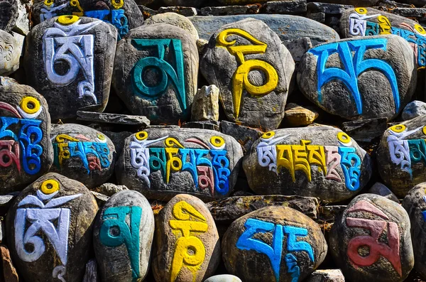 Tibetské náboženské budhist symboly na kamenech — Stock fotografie