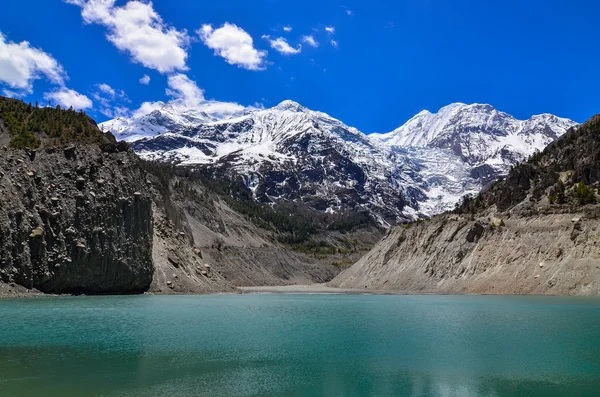 喜马拉雅山的山峰和 gangapurna 湖 — 图库照片